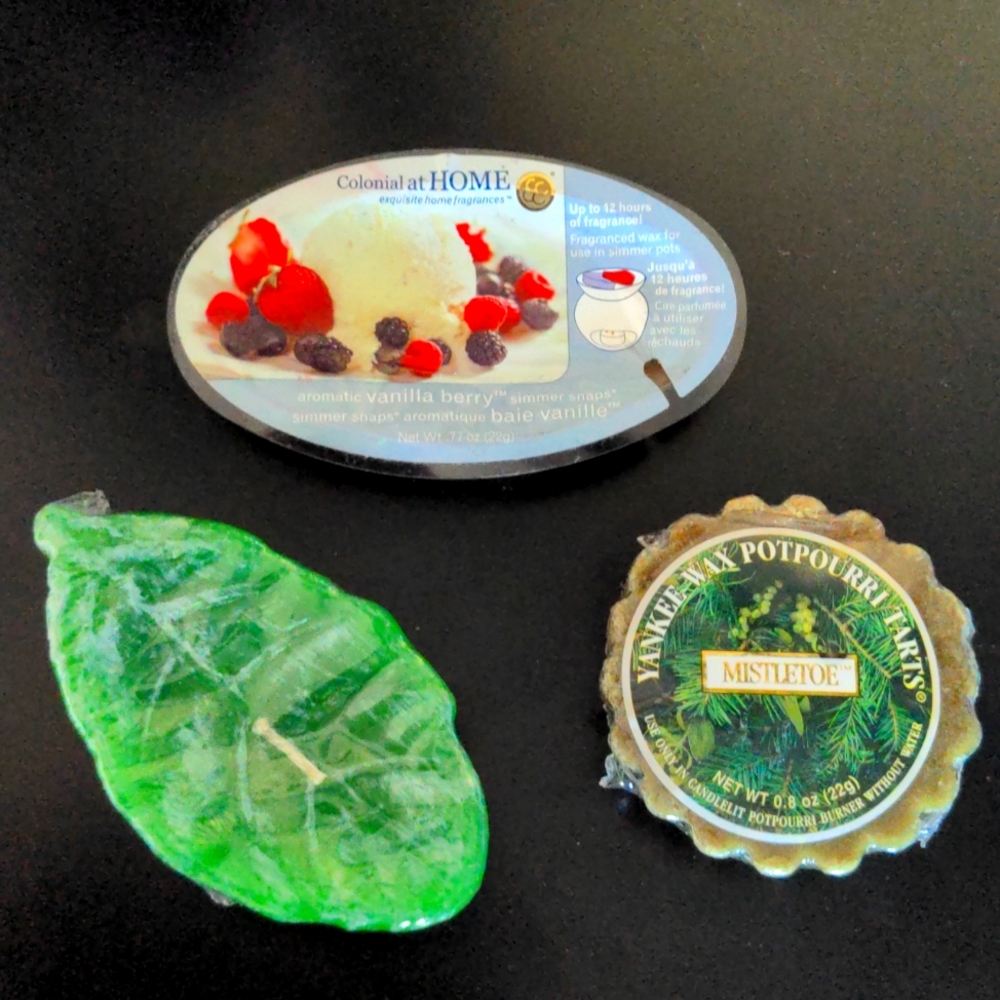 Set of 2 brand new candle tarts and a floating leaf candle, plus extras